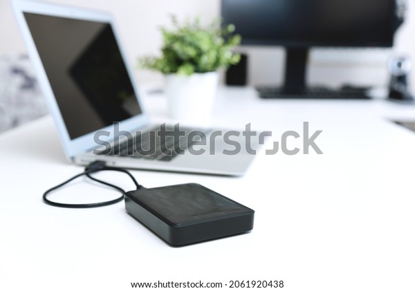 External\
backup disk hard drive connected to\
laptop