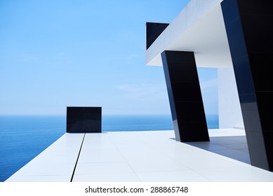 Vue extérieure d'une maison contemporaine villa moderne au coucher du soleil : photo de stock