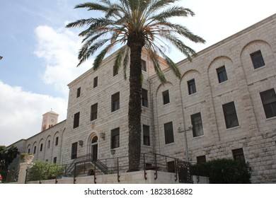 Vista externa del muro exterior adyacente a la Cúpula de la Iglesia de la Anunciación en Nazaret Israel
