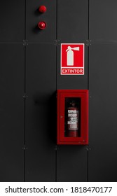 Extinguisher inthe wall with the message in Spanish 