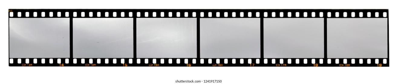 Extra-langer Filmstreifen, leere Fotorahmen, freier Raum für Ihre Bilder, damit sie Retro aussehen, echter 35-mm-Streifen-Scan mit hoher Auflösung mit Nutzungszeichen, Staub und Korn auf weißem Hintergrund
