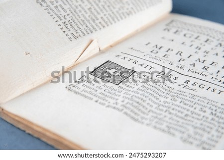 Extract from a text relating to an old regulation with a drawing (initial cap)