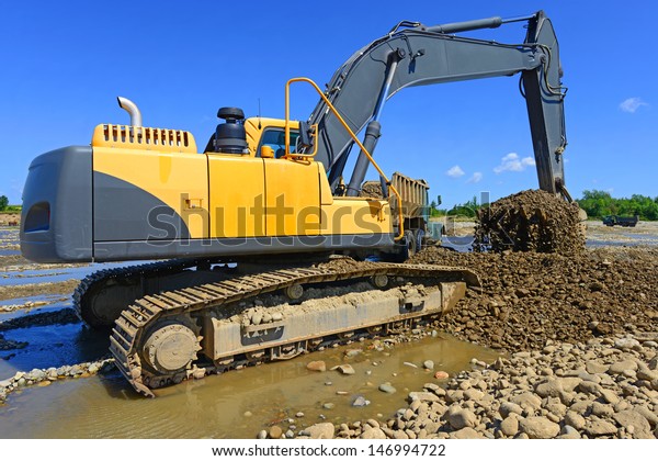 Extracting and loading gravel excavated in the\
mainstream of the\
river