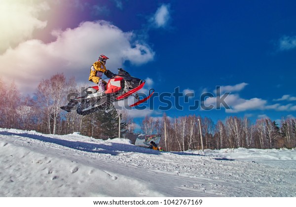 エクストリームスポーツのスノーモービル 高跳びのスノーモービル スノーモービルのスポーツマン 冬のコンクール 晴れた日 青い空にトリック スノーモータースポーツコピースペース の写真素材 今すぐ編集