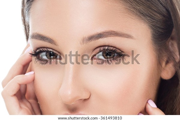 目の女性の眉がまぶたに光る の写真素材 今すぐ編集