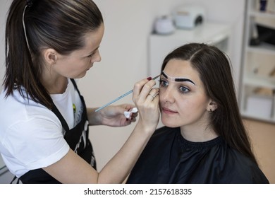The eyebrow master made a marking of the eyebrows with a white pencil and proceeded to coloring the eyebrows with henna. Marking of eyebrows before coloring