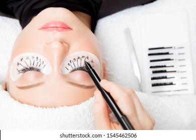 Eyelash extension procedure. Master marker puts markup scheme guide lashes.