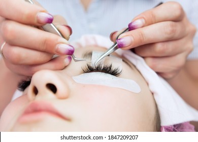Eyelash Extension Procedure. Weibliches Auge mit langen Eyelashes. Schöne jugendliche Wimpernverlängerungen