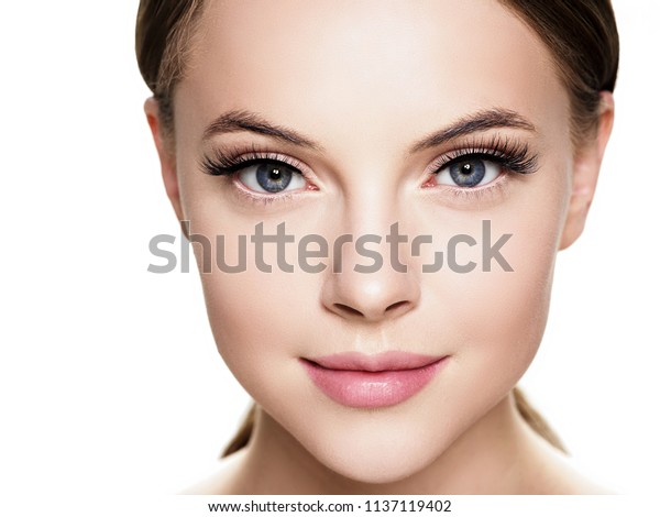 白い背景に美しい長いまつげを持つ まつげの女性の目の接写 の写真素材 今すぐ編集