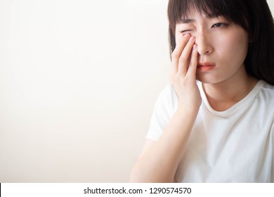 Asian​ Woman​ Suffering​ From​ Eyes Pain​ And​ Feeling Something In​ Her Eye.​ Cause Of Pain Include Contact Lens Problem, Conjunctivitis, Foreign Object, Dry Eye Syndrome Or Allergy. Copy​ Space.