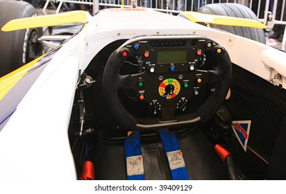 F 1 . Steering of competition car.