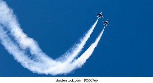 F-16 Thunderbird Jets Leaving Smoke Trails