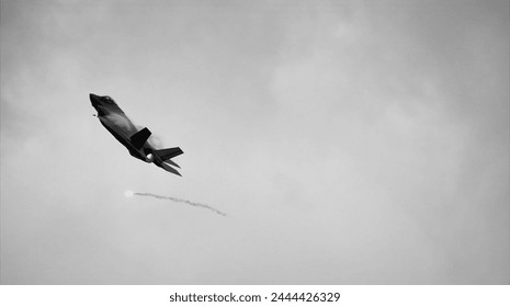 F35 deploying flares to evade enemy fighters