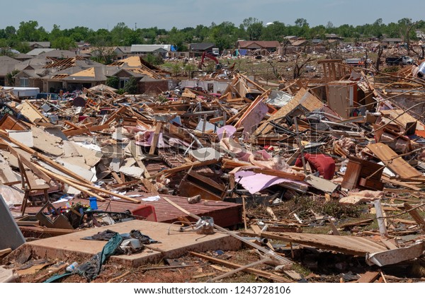 Suchen Sie Nach F5 Tornado Zerstorung In Moore Oklahoma Stockbildern In Hd Und Millionen Weiteren Lizenzfreien Stockfotos Illustrationen Und Vektorgrafiken In Der Shutterstock Kollektion Jeden Tag Werden Tausende Neue Hochwertige Bilder