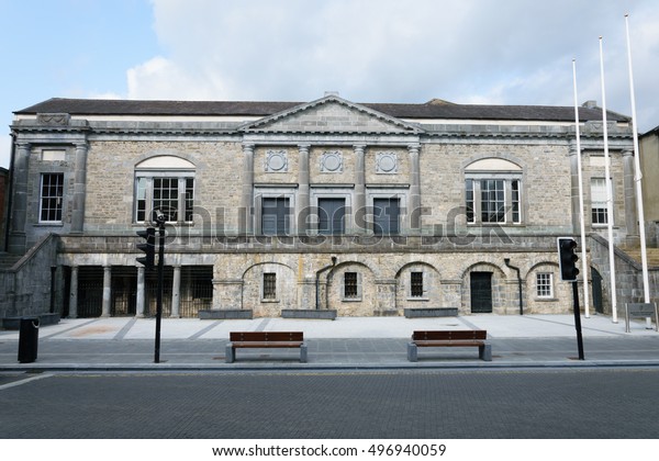 Facade of\
Kilkenny courthouse without people and\
cars