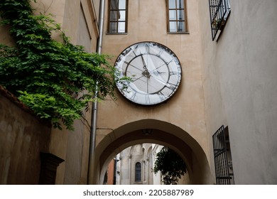 Facade of an old building with windows and an old large clock.