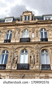 Fassade auf einem Vintage-Gebäude mit französischem Stein