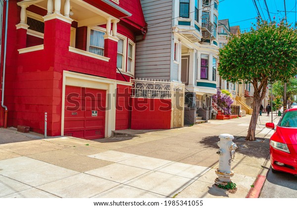 Facades of townhouses with famous Victorian\
architecture, streets in San\
Francisco