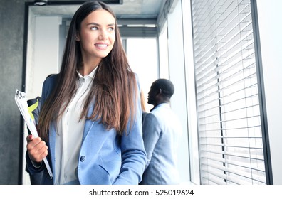 Gesicht der schönen Frau auf dem Hintergrund der Geschäftsleute