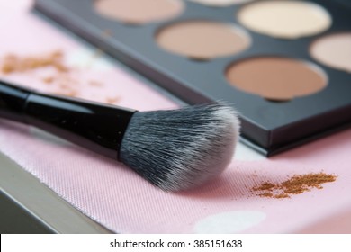 Face contour powder blush kit with soft angled brush 