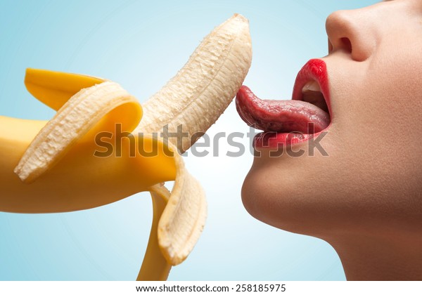 皮を剥いた黄色いバナナをなめている熱い女の子の顔 の写真素材 今すぐ編集
