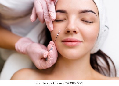 Operación de sutura de DOP de elevación de cara. técnica innovadora de elevación de hilo nuevo, cosmetólogo preparándose para hacer el procedimiento a la cliente femenina, seleccione la opción de hilo apropiada