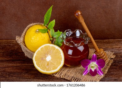 Face Mask With Lemon Juice And Honey For Skin Treatment.