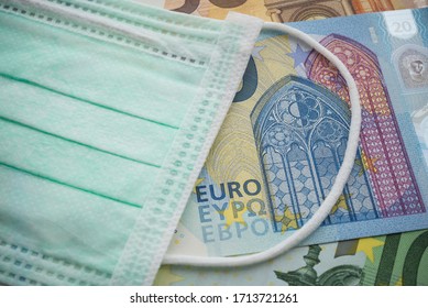 Gesichtsmaske auf Euro-Banknoten-Hintergrund. Der weltweite Ausbruch des neuartigen Coronavirus (Covid-19) wirkt sich auf die EU, die Weltwirtschaft, die Finanzkrise, Investitionen und den Aktienmarkt aus. Eine Koronavirus-Pandemie in Europa.
