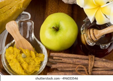 Face Mask With Pumpkin, Apple Green, Honey And Cinnamon.