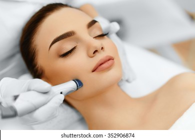 Face Skin Care. Close-up Of Woman Getting Facial Hydro Microdermabrasion Peeling Treatment At Cosmetic Beauty Spa Clinic. Hydra Vacuum Cleaner. Exfoliation, Rejuvenation And Hydratation. Cosmetology. 