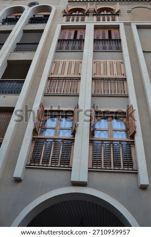 Fachada de un edificio de pueblo