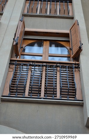Fachada de un edificio de pueblo