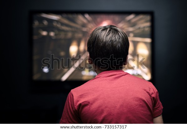 テレビを見ながら 白人の少年の背中を向いている テレビやビデオゲーム中毒 の写真素材 今すぐ編集