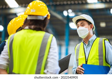 The Factory Employee Consists Of Engineers, Foreman, Technicians, And Related Department Staff. Wear A Mask, Hard Hat, And Vest. Meeting Before Starting Work Inside The Warehouse. Teamwork Concept.