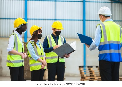 The Factory Employee Consists Of Engineers, Foreman, Technicians, And Related Department Staff. Wear A Mask, Hard Hat, And Vest. Meeting Before Starting Work Inside The Warehouse. Teamwork Concept.