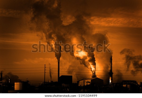 煙突工場で煙や蒸気を吹き飛ばして大気汚染を防ぐ の写真素材 今すぐ編集