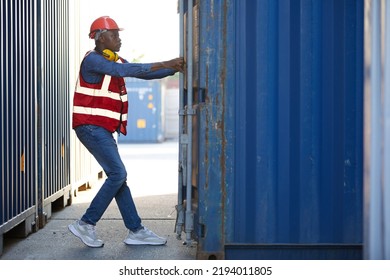 861 Black man carrying opened box Images, Stock Photos & Vectors ...