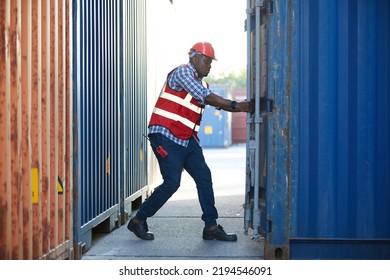 861 Black man carrying opened box Images, Stock Photos & Vectors ...