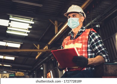 Fabrikarbeiter mit Gesichtsmaske schützen vor Ausbruch der Coronavirus-Krankheit 2019 oder COVID-19. Konzept für Schutzmaßnahmen und Quarantäne zur Beendigung der Ausbreitung der Coronavirus-Krankheit 2019 oder COVID-19.