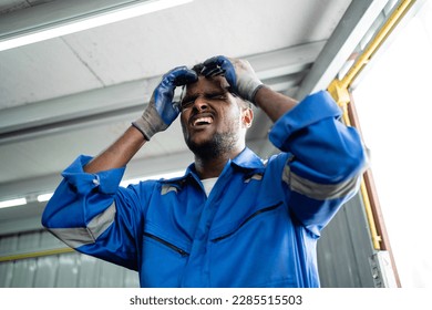 Factory workers have problems at work. factory work The workers were very tired in the factory. Employees who are tired from the stress of the hot summer weather at work.