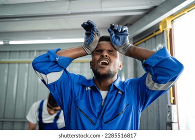Factory workers have problems at work. factory work The workers were very tired in the factory. Employees who are tired from the stress of the hot summer weather at work.