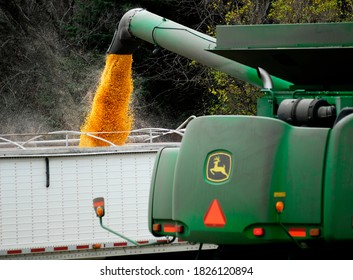 Fairmont, Minnesota, Martin County, Southern Minnesota, USA, Fall Corn Harvest. A John Deere Combine Unloads Corn Into A Semi Truck Grain Trailer In Rural Minnesota During The Midwest Harvest.