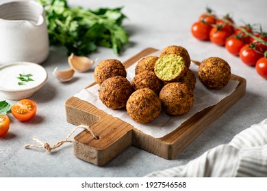 bolas de falafel en una tabla de corte de madera, enfoque selectivo
