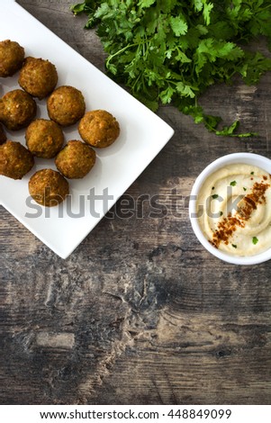 Foto Bild Falafel und Gemüse auf weißem Holzgrund