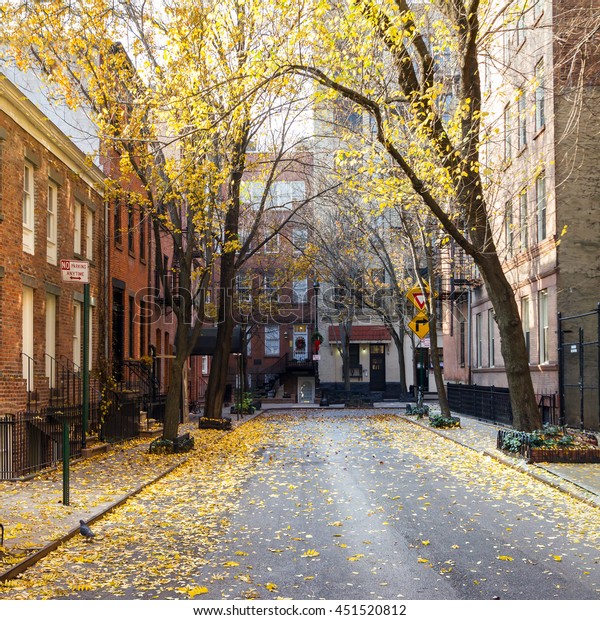ニューヨーク市マンハッタンの歴史的なグリニッジ村近くの秋の街並み の写真素材 今すぐ編集