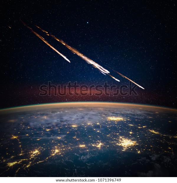 落下する隕石 小惑星 地球上の彗星 この画像のエレメントはnasaが提供します の写真素材 今すぐ編集