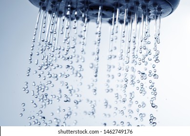 Fallendes Wasser fällt aus dem Duschkopf.