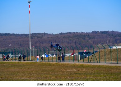 Family Activity Outside Zürich Airport On A Sunny Winter Day. Photo Taken February 13th, 2022, Zurich, Switzerland.