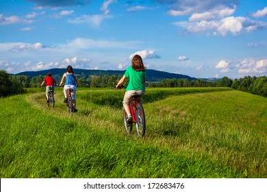  Family Biking 