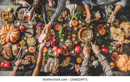 Семья празднует День благодарения. Плоская еда и питье людей передают стол на День друзей с традиционной осенней едой, жареной индейкой, свечами, тыквенным пирогом, видом сверху